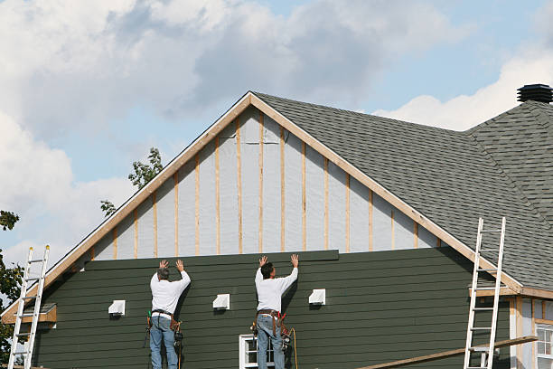 Professional Vinyl Siding technician working in Bloomington, MD